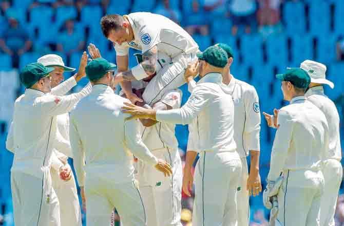 અનોખી ઉજવણી: ડેલ સ્ટેનને ખભા પર ઊંચકી લેતા સાઉથ આફ્રિકાના ખેલાડીઓ