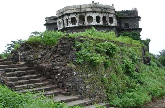 ઔરંગાબાદમાં બનેલો દૌલતાબાદ કિલ્લો સૌથી સશક્ત કિલ્લામાંનો એક છે.