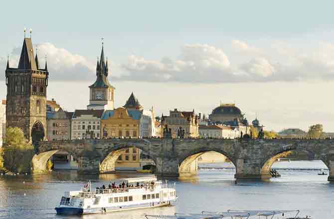 ચાર્લ્સ બ્રિજ : આ બ્રિજનાં જેટલાં વખાણ કરીએ એટલાં ઓછાં છે. ભવ્ય અને હેરિટેજ બ્રિજ પર ઉતારવામાં આવેલી કારીગરી ખરેખર અદ્ભુત છે. ચાર્લ્સ બ્રિજ : આ બ્રિજનાં જેટલાં વખાણ કરીએ એટલાં ઓછાં છે. ભવ્ય અને હેરિટેજ બ્રિજ પર ઉતારવામાં આવેલી કારીગરી ખરેખર અદ્ભુત છે.