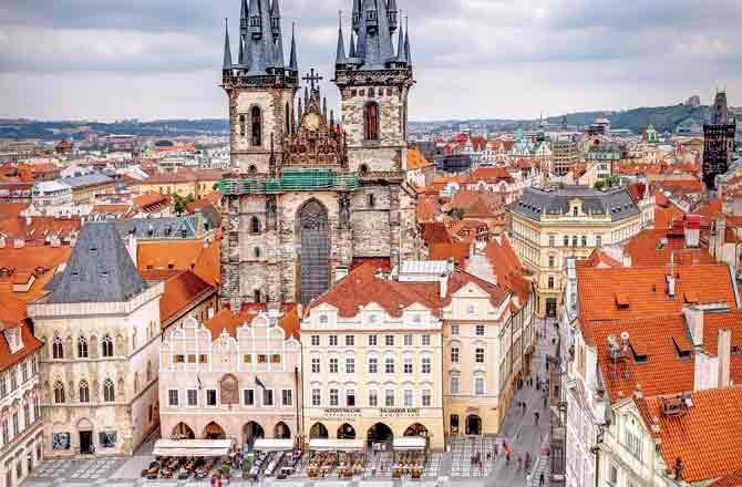 ઓલ્ડ ટાઉન સ્ક્વેર :  પ્રાગનું શિરોમણિ એવું આ ઓલ્ડ ટાઉન સ્ક્વેર એની બાંહોમાં પ્રાગના ઐતિહાસિક વારસાને સાચવીને બેઠું છે.