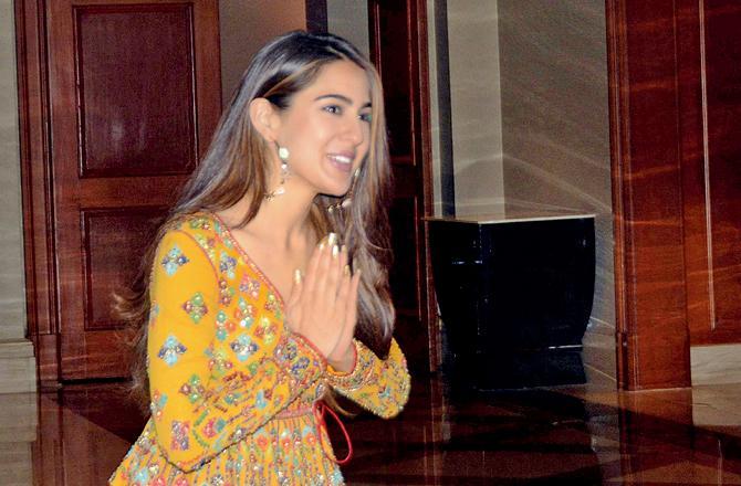 ગઈ કાલે ટ્રેલર લૉન્ચ ઇવેન્ટમાં સ્ટાઇલિશ અવતારમાં સારા અલી ખાન.