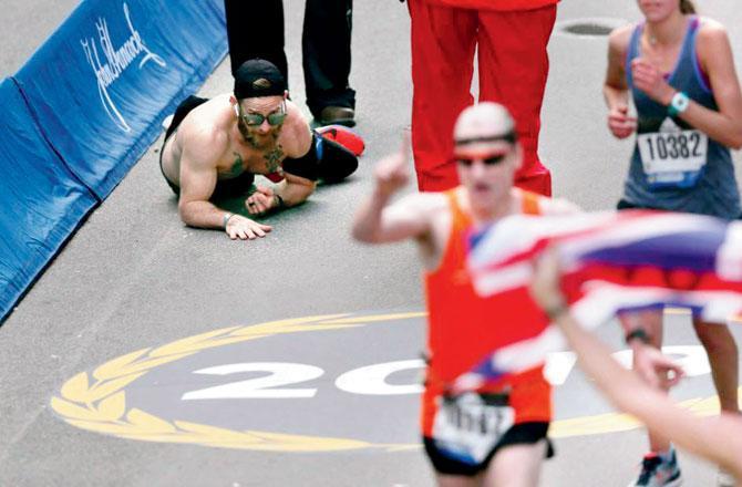 પગે જવાબ દઈ દેતાં ભાઈએ ભાંખોડિયાં ભરીને મૅરથૉન પૂરી કરી