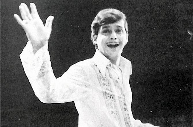 ખમીર પ્રવીણનું: પ્રવીણ જોશીએ ડિરેક્ટ કરેલા ‘ઘેર ઘૂઘરો અને ઘોટાલો’ નાટક પરથી સો કરોડ ક્લબમાં સામેલ થયેલી આયુષ્યમાન ખુરાના, સાન્યા મલ્હોત્રા, ગજરાજ રાવ અને નીના ગુપ્તા અભિનીત ફિલ્મ ‘બધાઈ હો’ બની. પ્રવીણભાઈ પાસે વિષયનું વૈવિધ્ય હતું તો નવું કરવાનું ખમીર પણ તેમનામાં ભારોભાર ભર્યું હતું.