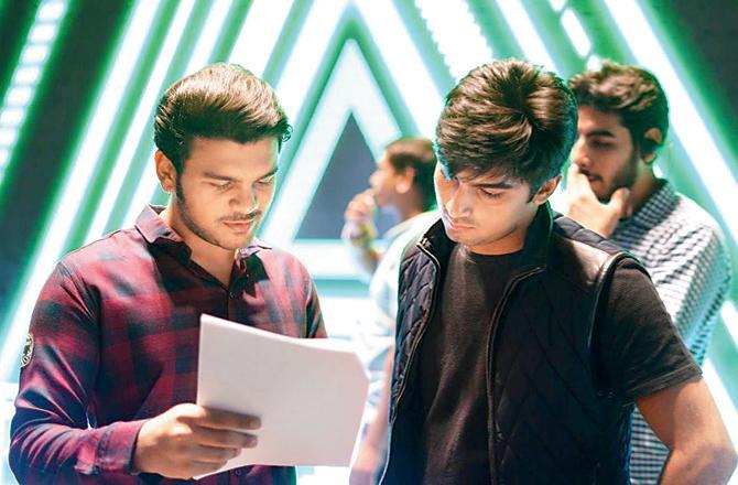 ન્યુ બ્લડ : ‘બહુ ના વિચાર’ના એક સીનના શૂટ પહેલાં રાઇટર-ડિરેક્ટર પાસેથી ગાઇડન્સ લેતો ભવ્ય ગાંધી.