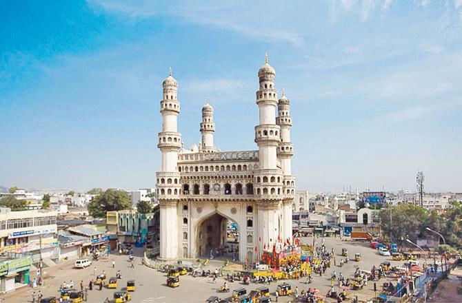 દેશનાં સૌથી સુંદર અને કળાત્મક સ્થાપત્યોમાંનું એક ચારમિનાર છે. ચારસો વર્ષ કરતાં પણ જૂના આ સ્થાપત્યના ઉપરના માળે મસ્જિદ છે. આ ચારમિનારના ચારે મિનાર ચાર દિશામાં નજર રાખીને ઊભા છે, જેની ટોચની આખા શહેરને જોઈ શકાય છે.