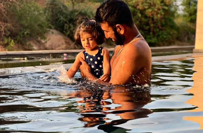 પુત્રી અદિતિ સાથે ચેતેશ્વર પૂજારા (Image Courtesy : Instagram )