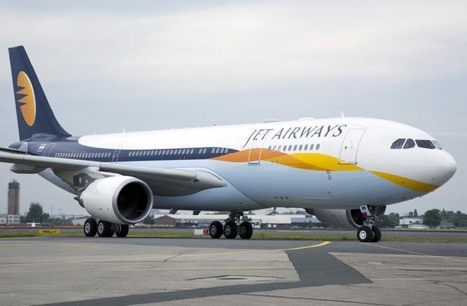 અચોક્કસ મુદત માટે ગ્રાઉન્ડેડ: જેટ ઍરવેઝનું ઍરક્રાફ્ટ ગઈ કાલે કાલિના પાસે ઍરપોર્ટમાં પાર્ક કરવામાં આવ્યું હતું. આગામી નોટિસ નહીં મળે ત્યાં સુધી ઍરક્રાફ્ટ ઉડ્ડયન નહીં કરે. તસવીર : સૈયદ સમીર અબેદી