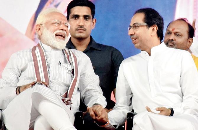 બીકેસીમાં ગઈ કાલે યોજાયેલી ચૂંટણીસભામાં નરેન્દ્ર મોદી અને ઉદ્ધવ ઠાકરેએ હળવી પળો માણી હતી. તસવીર : નિમેશ દવે