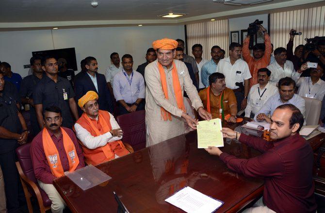 રાજકોટથી મોહન કુંડારિયાએ ભર્યું ફોર્મ