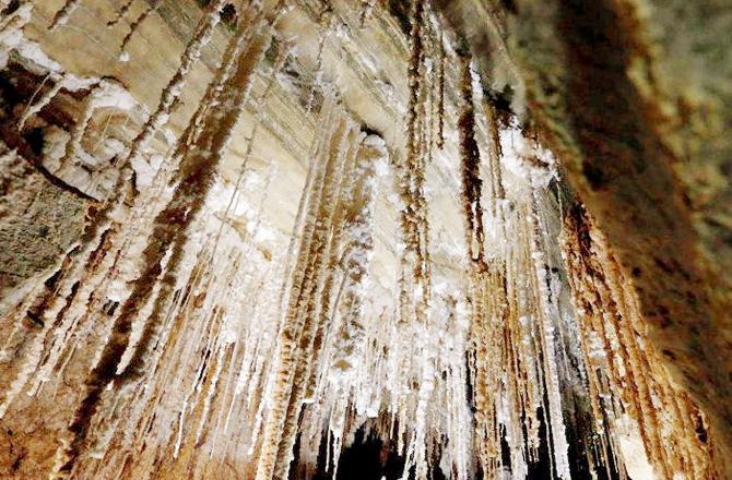 નમકની ગુફા