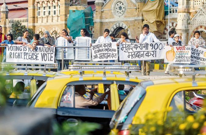 મુંબઈની આર્ટ સ્કૂલના વિદ્યાર્થીઓએ ગઈ કાલે મુંબઈગરાઓને ૧૦૦ ટકા મતદાન કરવા માટે પ્રોત્સાહન આપ્યું હતું.