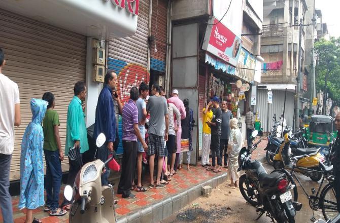 વડોદરા: વરસાદ પછી લોકો બેહાલ, 1 લિટર દૂધ માટે ચૂકવવા પડ્યા 150 રૂપિયા