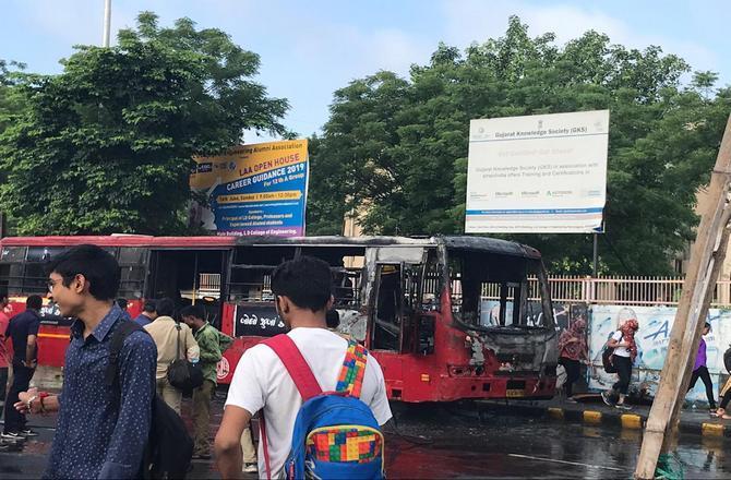 અમદાવાદઃ ગુજરાત યુનિ. પાસે AMTSની બસમાં લાગી આગ