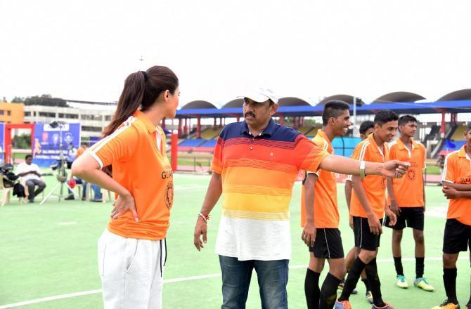 ડેયઝી શાહ સાથે ડિરેક્ટર જયંત ગિલાટર 