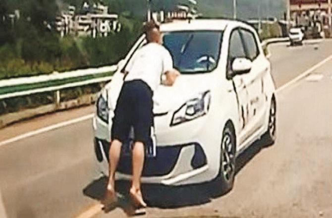 પતિને બોનેટ પર લટકાવીને લગભગ પાંચ‌ કિલોમીટર સુધી કાર ચલાવતી રહી પત્ની