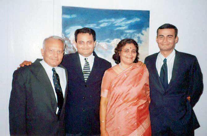 નવાંગ કાપડિયા (જમણે છેલ્લે) પિતા હરીશ, માતા ગીતા અને ભાઈ સોનમ સાથે.