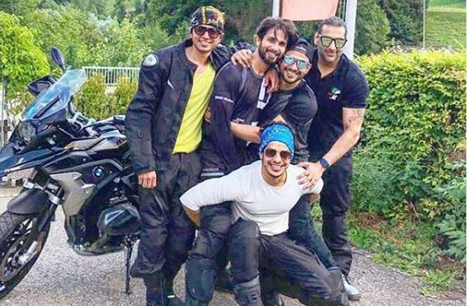 શાહિદ કપૂર પોતાની બાઇક ગેન્ગ સાથે (તસવીર સૌજન્ય ઇન્સ્ટાગ્રામ)