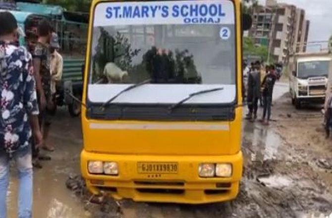 અમદાવાદમાં ભૂવામાં ફસાઈ બસ