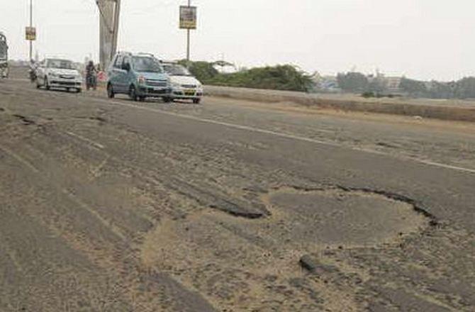 અમદાવાદમાં ઠેર ઠેર ખાડાઓ