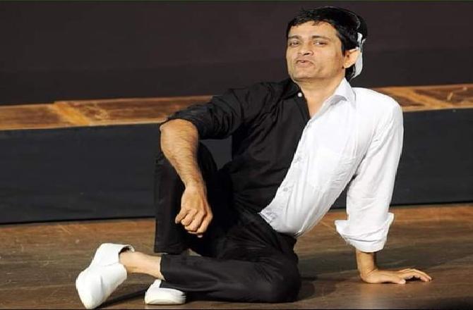 નાટકમાં એકપાત્રીય અભિનય કરે છે પરેશ વોરા