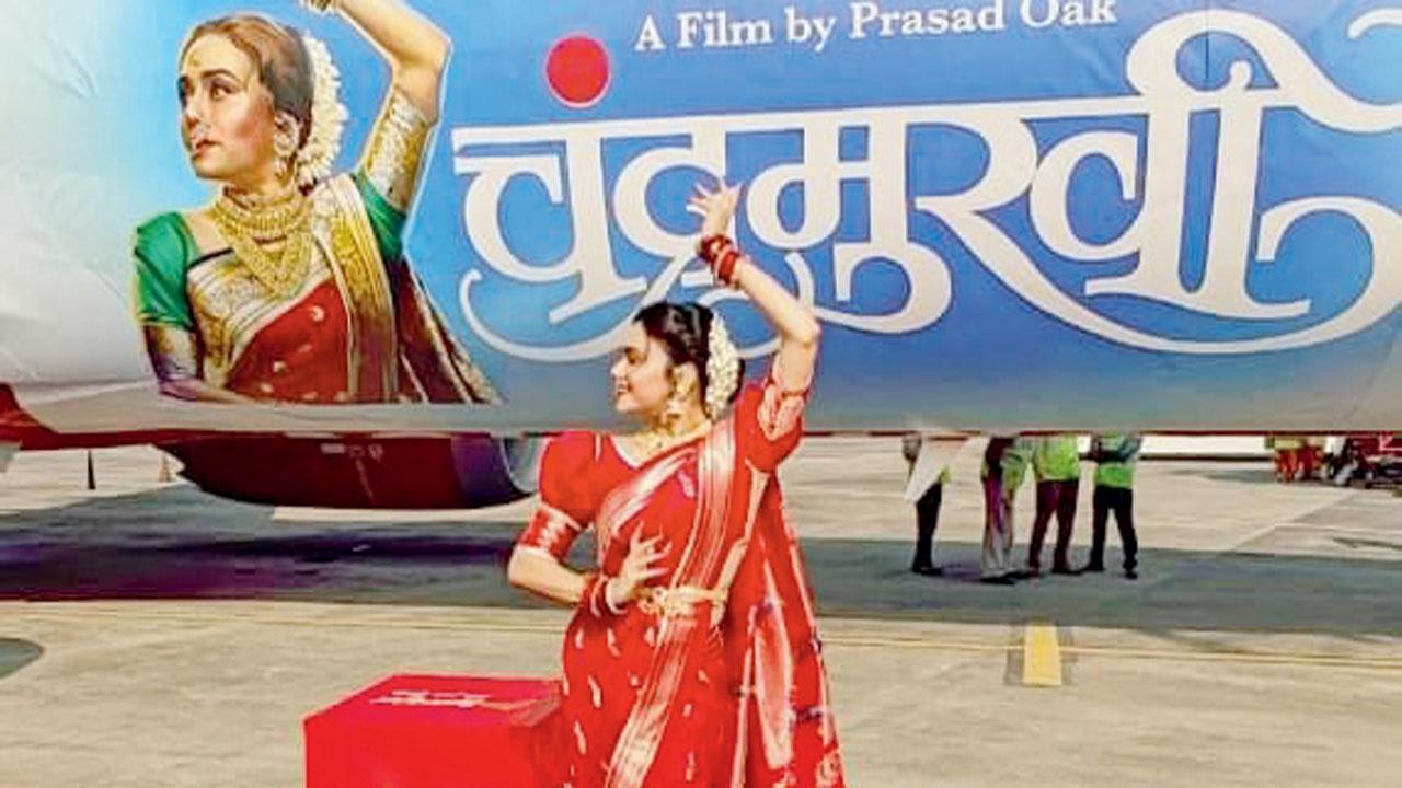 અમૃતા ખાનવિલકરે તેની ફિલ્મ ‘ચંદ્રમુખી’ના ગીતે મુંબઈ ઍરપોર્ટ પર કર્યું ફ્લૅશ મૉબ