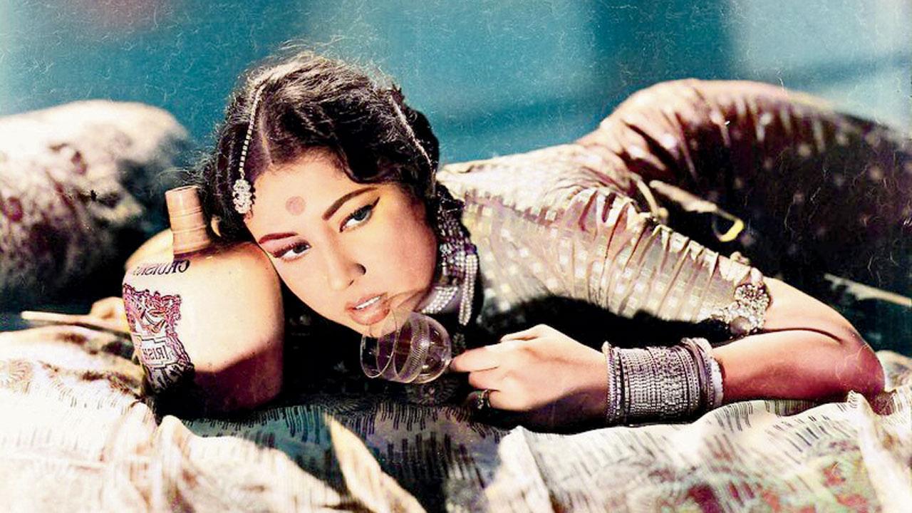 ગુરુ દત્તને વિશ્વાસ હતો કે છોટી બહૂની ભૂમિકા માત્ર મીનાકુમારી જ કરી શકે એમ છે. જોકે મીનાના પતિ કમાલ અમરોહીને આ ભૂમિકા નકારાત્મક લાગી હતી. અમરોહીએ ફી તરીકે ૬ લાખ રૂપિયા માગ્યા હતા, જ્યારે ગુરુ દત્ત બે લાખ જ આપી શકે એમ હતા.  