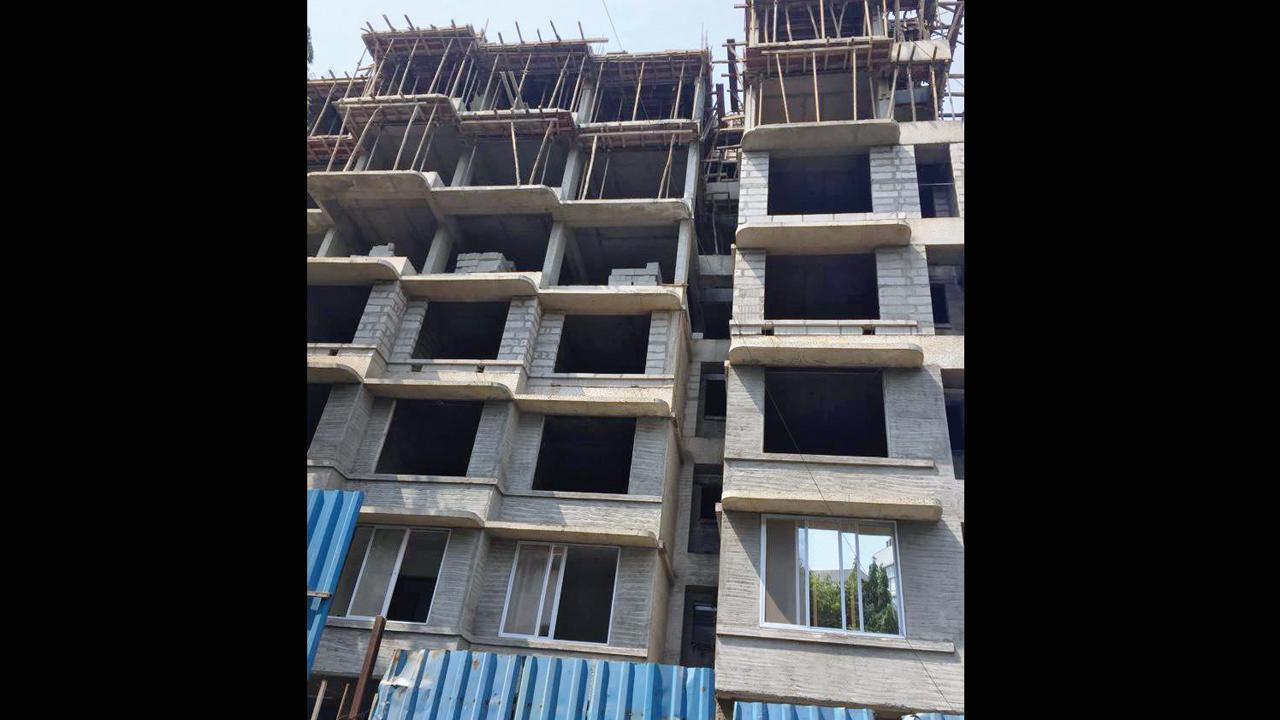 ઘાટકોપર (વેસ્ટ)ની નંદલાલ પોપટલાલ ચાલના રીડેવલપમેન્ટની ડેવલપરની વેચવાની ઇમારતનું જોરશોરથી ચાલી રહેલું કામ