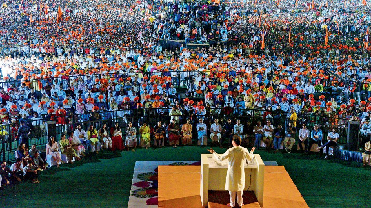 ગઈ કાલે ગૂડી પડવા નિમિત્તે કાર્યકરોને સંબોધી રહેલા રાજ ઠાકરે (તસવીર : આશિષ રાણે)