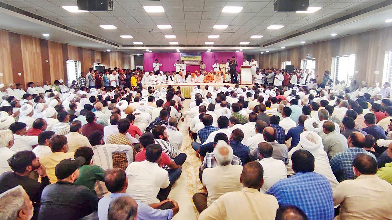 અમદાવાદમાં મળેલી ગુજરાત માલધારી મહાપંચાયતની બેઠકમાં ઉપસ્થિત રહેલા સમાજના આગેવાનો