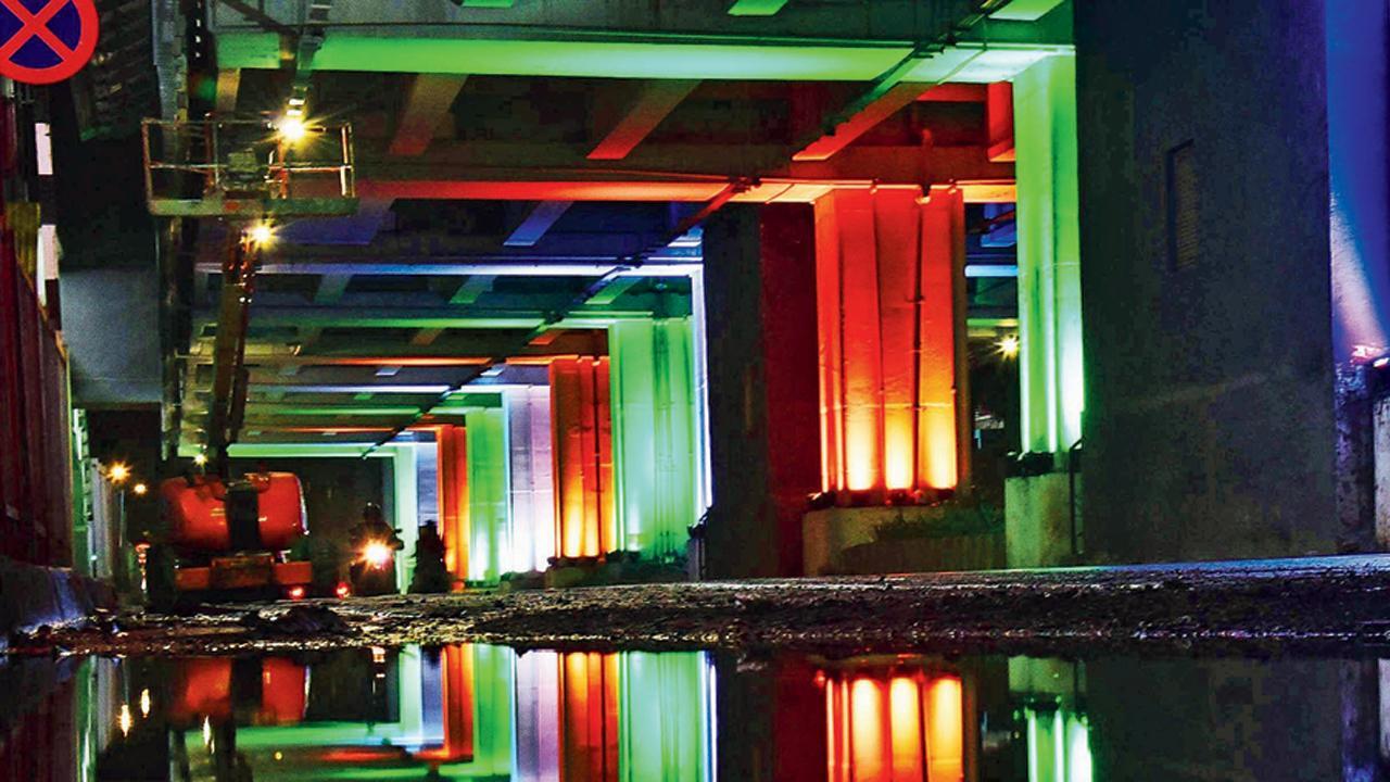 બોરીવલીમાં ચીકુવાડીના નામે જાણીતા મેટ્રોના પહાડી એક્સર સ્ટેશનની નીચે રસ્તા પર લાઇટિંગ કરીને તૈયાર કરવામાં આવેલા તિરંગાની શાન વરસાદનાં પાણીના રિફ્લેક્શનને લીધે અનેકગણી વધી જાય છે. (તસવીર : નિમેશ દવે)