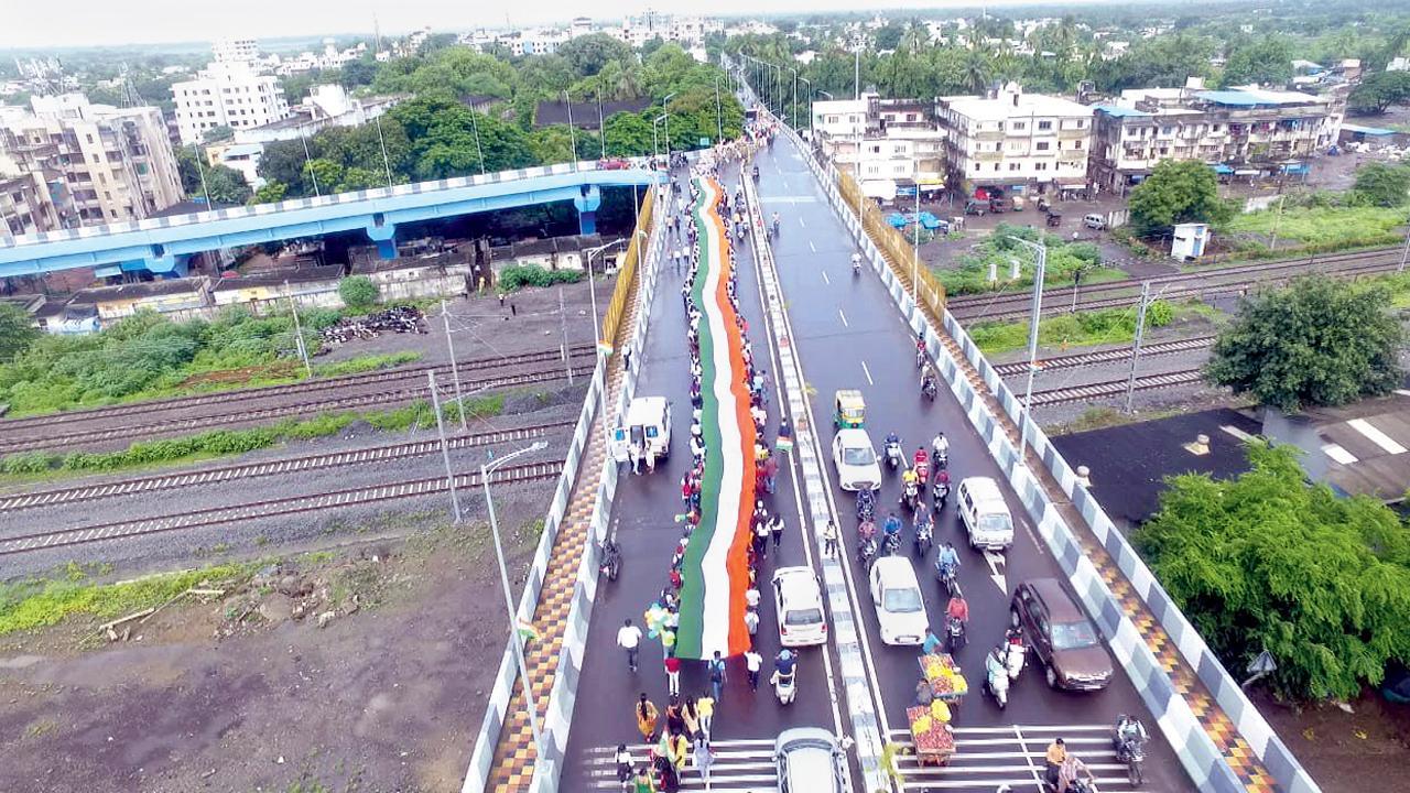 દ​િક્ષણ ગુજરાતના બીલીમોરામાં ગઈ કાલે ૭૫ મીટર લાંબા તિરંગા સાથે યાત્રા યોજાઈ હતી