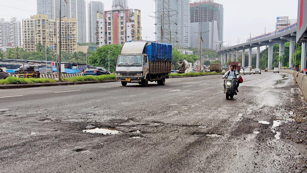 મલાડમાં વેસ્ટર્ન એક્સપ્રેસ હાઇવેમાં પવનવાડી ખાતેનો ખાડો (તસવીર : પ્રદીપ ધિવાર)
