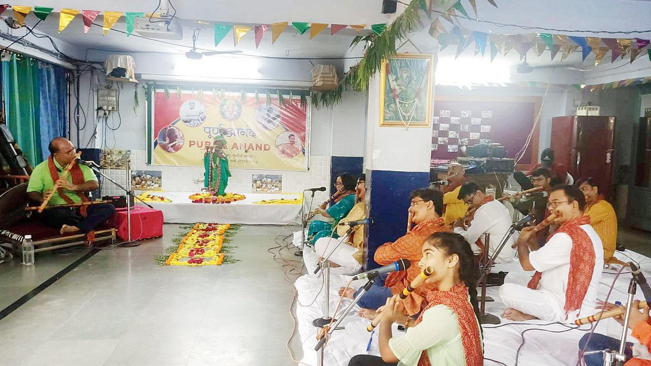 અમદાવાદમાં બંસરી મ્યુઝિક સર્કલના વાદકોએ વાંસળી વગાડીને શ્રીકૃષ્ણ ભગવાનના જન્મોત્સવમાં સૂરવંદના કરીને શ્રીજીને સૂર અર્પણ કર્યા.