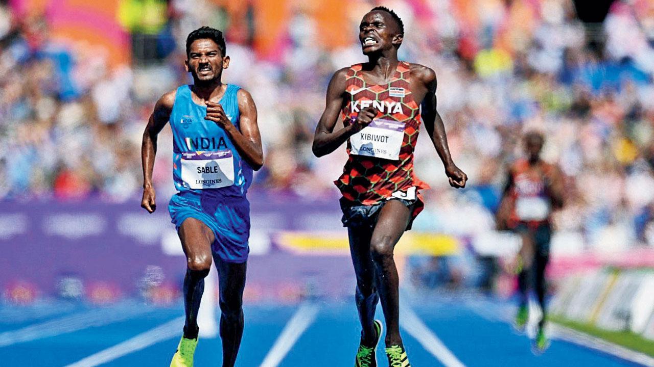 ડાબી બાજુ અવિનાશ સાબળે