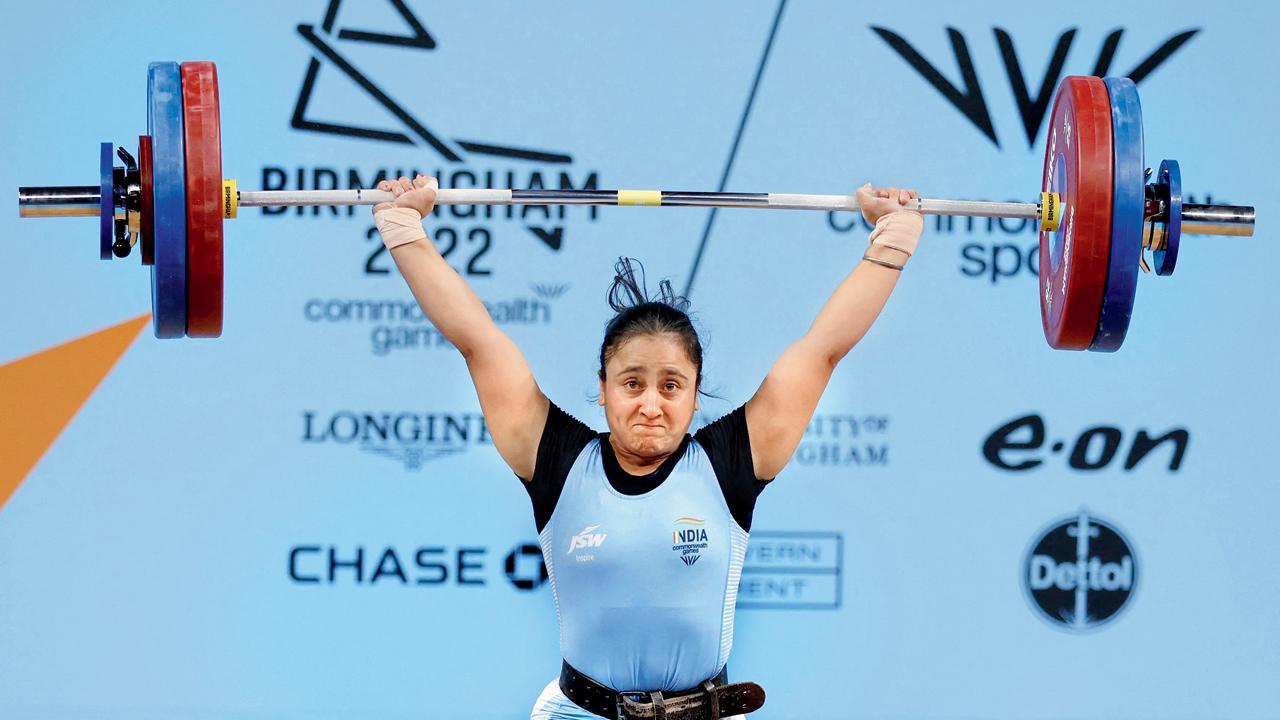 પચીસ વર્ષની પંજાબની વેઇટલિફ્ટર હરજિન્દર કૌરે કુલ ૨૧૨ કિલો વજન ઊંચક્યું હતું
