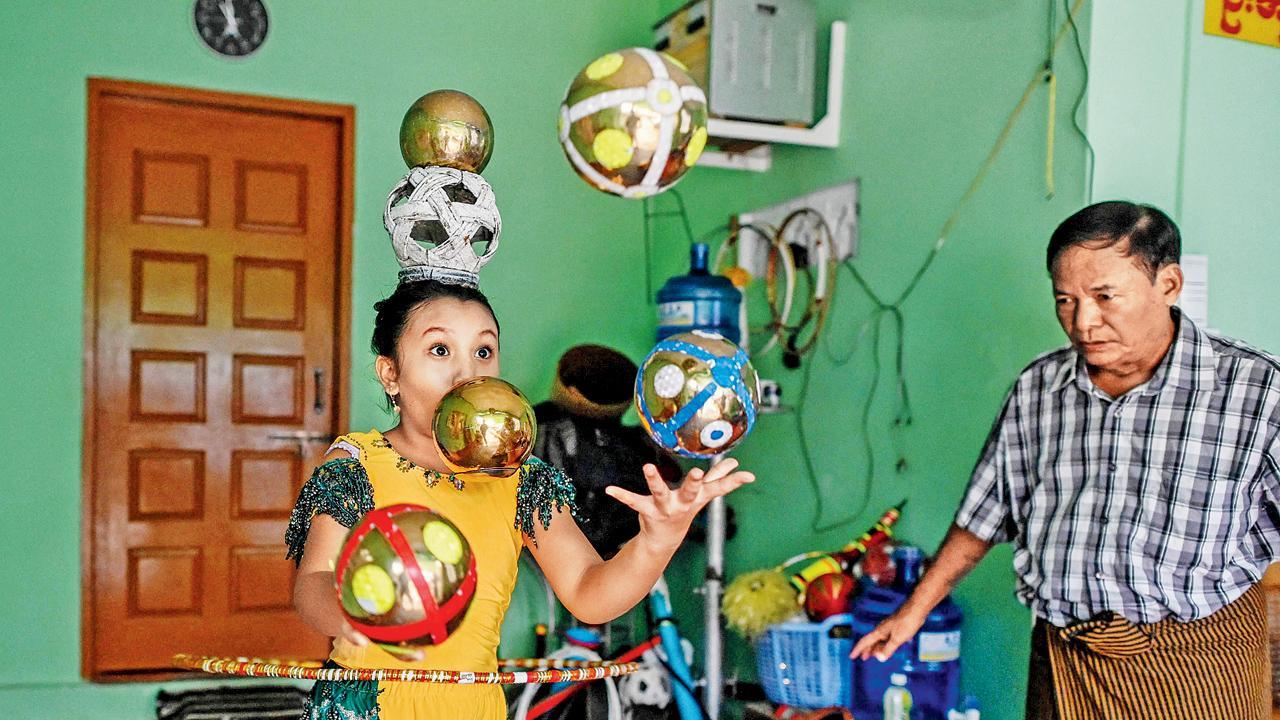 જગલિંગ કરતી ૧૨ વર્ષની એક કિશોરી