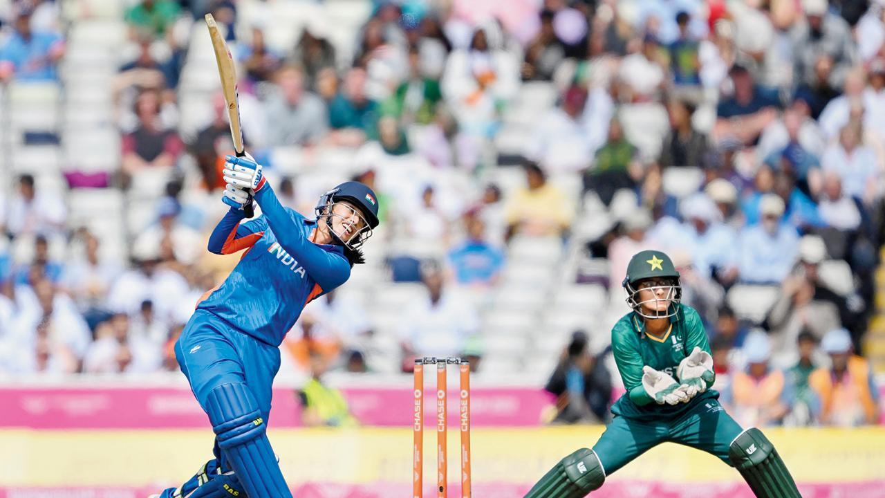 સ્મૃતિ મંધાનાએ આક્રમક બૅટિંગમાં ત્રણ સિક્સર ફટકારી હતી (તસવીર : પી.ટી.આઇ.)