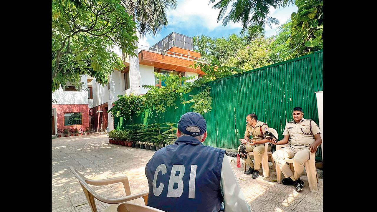 નવી દિલ્હીમાં ગઈ કાલે દિલ્હીના નાયબ મુખ્ય પ્રધાન મનીષ સિસોદિયાના નિવાસસ્થાને દરોડા દરમ્યાન પોલીસ-કર્મચારીઓ સાથે સીબીઆઇનો અધિકારી.