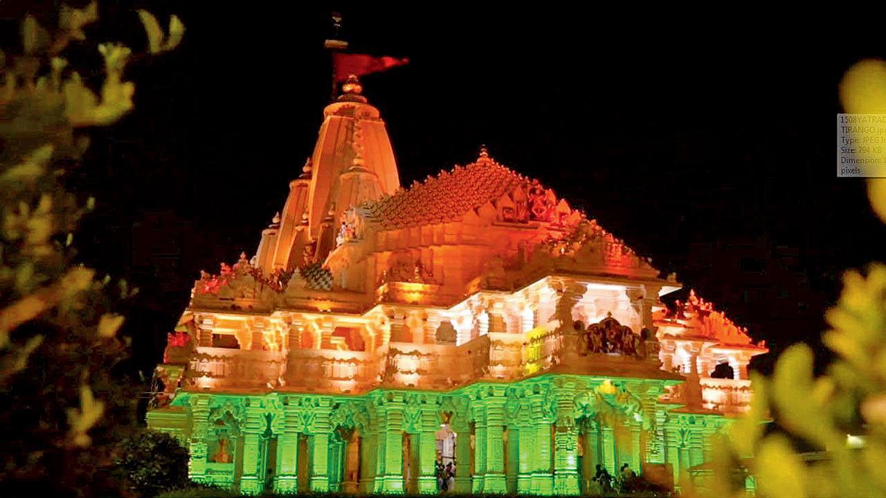 સૌરાષ્ટ્રમાં આવેલા વિશ્વપ્રસિદ્ધ યાત્રાધામ અને પ્રથમ જ્યોતિર્લિંગ સોમનાથ મંદિરને થ્રી-ડી લાઇટિંગની મદદથી તિરંગાની રોશનીથી શણગારવામાં આવ્યું છે.