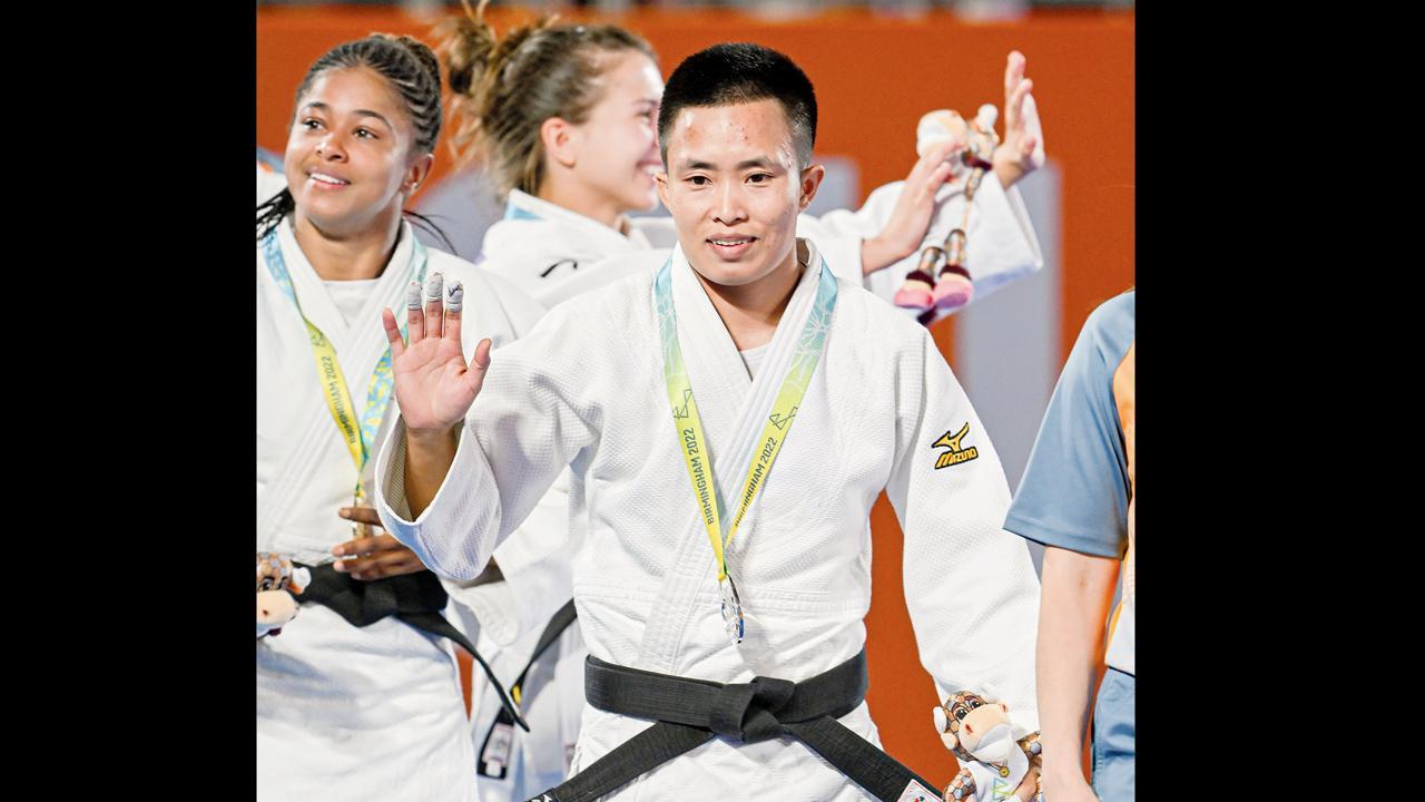 ગઈ કાલે જુડોમાં સિલ્વર મેડલ જીત્યા પછી ભારતની સુશીલાદેવી (ડાબે). મેન્સ કૅટેગરીમાં વિજયકુમારે સાયપ્રસના પેટ્રોસને હરાવીને કાંસ્યચંદ્રક જીતી લીધો હતો. તસ્વીરપી.ટી.આઇ./એ.પી.