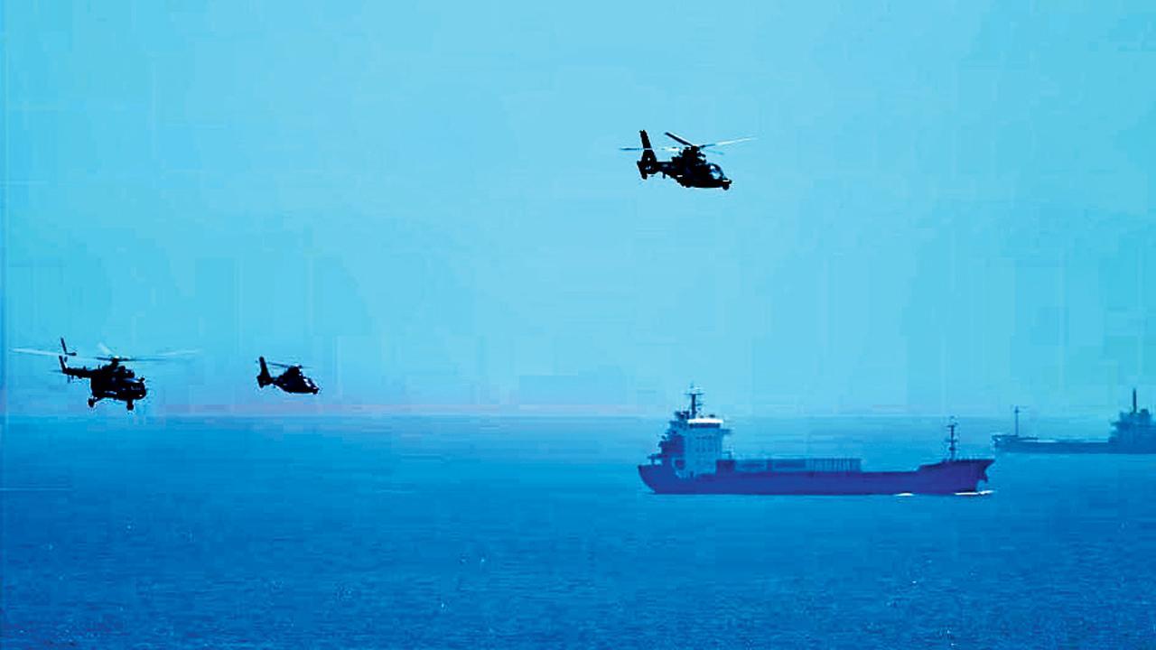 ગઈ કાલે સવારે તાઇવાન સામુદ્રધુની પરથી પસાર થતાં ચાઇનીઝ હેલિકૉપ્ટર્સ