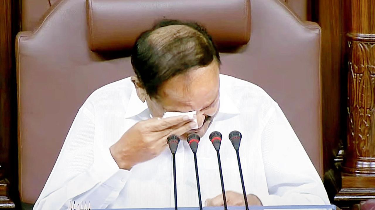 વિવિધ પક્ષોના નેતાઓની વાત સાંભળીને લાગણીશીલ થયેલા ઉપરાષ્ટ્રપતિ વેન્કૈયા નાયડુ