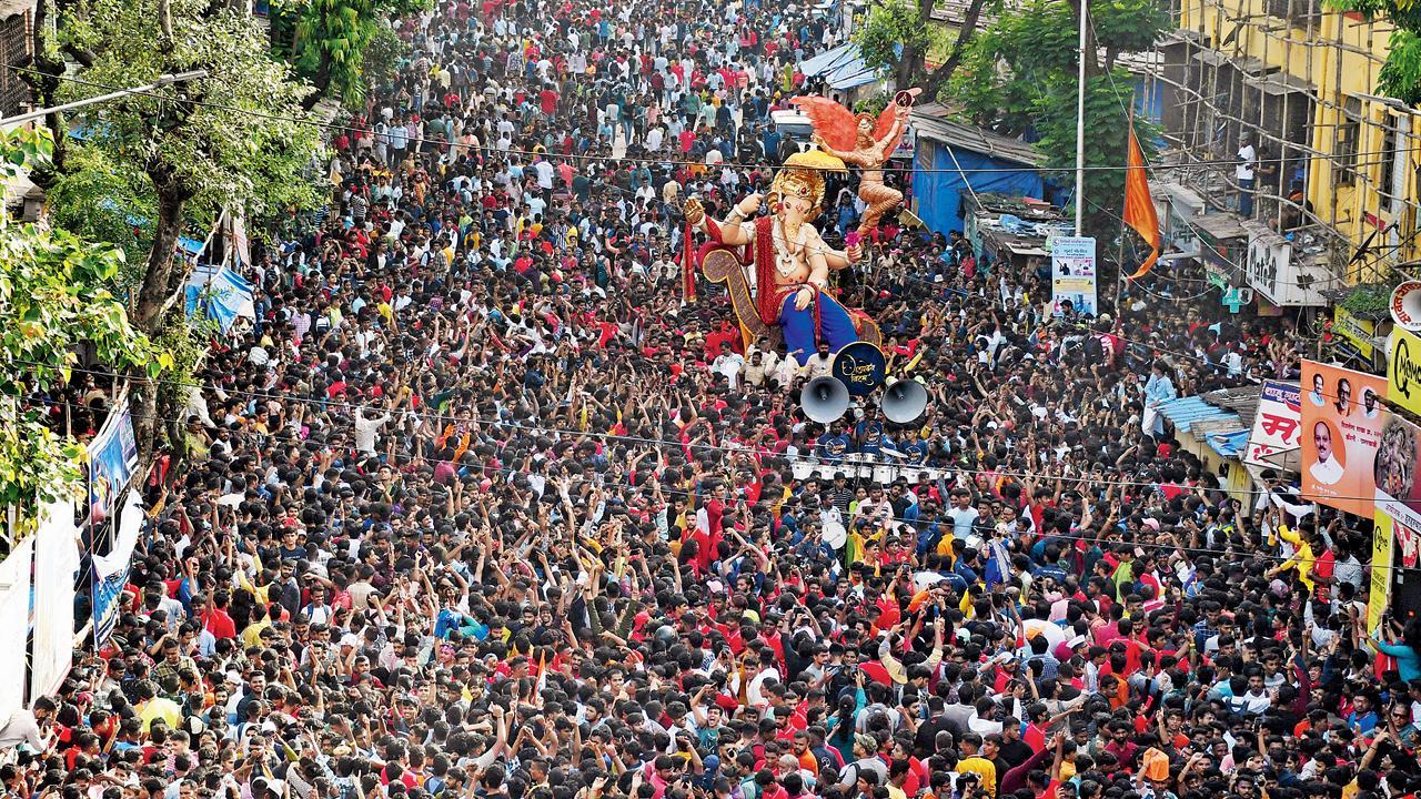 શનિવારે ‘ચિંચપોકલીચા રાજા’ને વેલ કમ કરવા માટે હજારોની સંખ્યામાં ભેગી થયેલી મેદની (તસવીર : આશિષ રાજે)