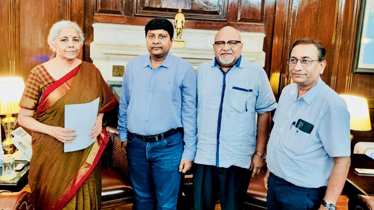 નાણાપ્રધાનને આવેદનપત્ર આપી રહેલા કૉર્પોરેટ ગિફ્ટ્સ અસોસિએશન ઑફ ઇન્ડિયાના પદાધિકારીઓ