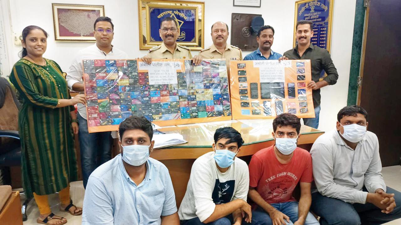 સુરતના ચાર ગુજરાતી આરોપી યુવાનો સાથે આંબોલી પોલીસની ટીમ
