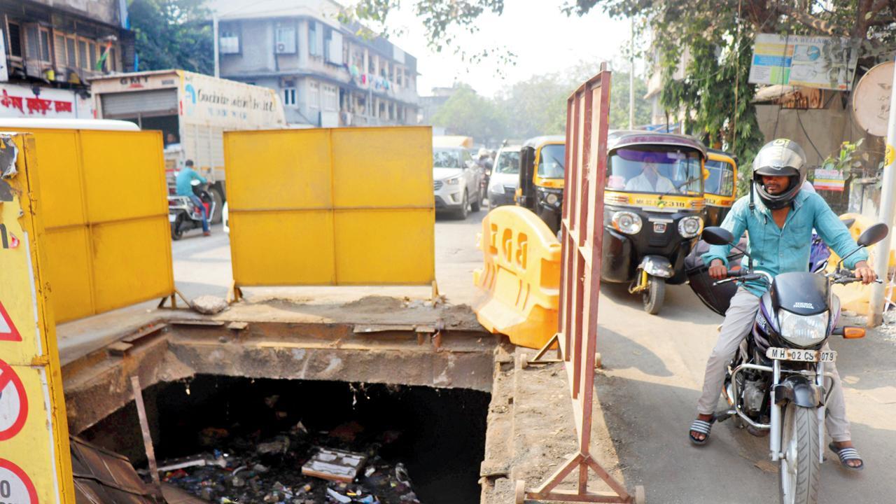 અંધેરી-ઈસ્ટમાં ઓલ્ડ નાગરદાસ રોડ પર પાનીપત ચોક પાસે ગઈ કાલે સવારે ડ્રેનેજલાઇનનું ઢાંકણું તૂટી પડતાં અંધેરી સબવેની બન્ને બાજુએ ભારે ટ્રાફિક જૅમ થયો હતો.  અનુરાગ આહિરે