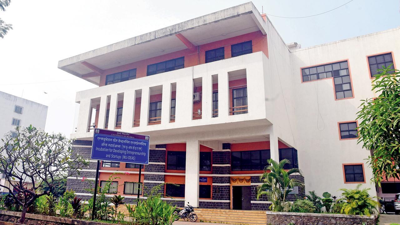 યુનિવર્સિટીના આ બિલ્ડિંગ માટે એસી ભાડે લેવાયાં. તસવીર: શાદાબ ખાન