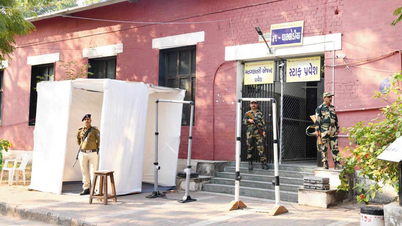 અમદાવાદ જિલ્લાની ૨૧ વિધાનસભા બેઠકોની મતગણતરી આજે અમદાવાદમાં ત્રણ કૉલેજમાં થશે અને એના માટે ચૂંટણી તંત્રએ તૈયારીઓ પૂરી કરી દીધી છે. આ ત્રણ સ્થળોએ ત્રિસ્તરીય સુરક્ષાવ્યવસ્થા ગોઠવવામાં આવી છે. સી.એ.પી.એફ., એસ.આર.પી. અને સ્થાનિક પોલીસ મતગણતરી કેન્દ્રો પર તહેનાત રહેશે.