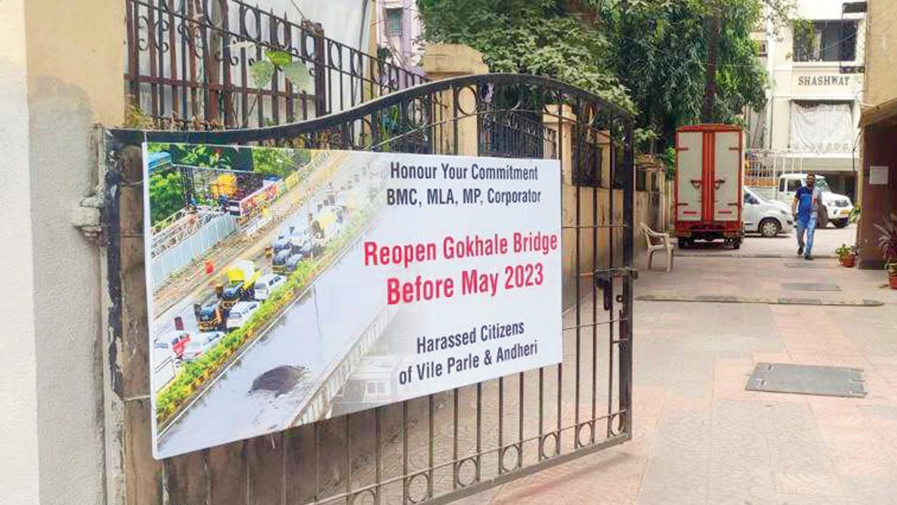 વિલે પાર્લેના એસ. વી. રોડ પરની એક સોસાયટીના ગેટ પર લગાવાયેલું સૂચક બૅનર