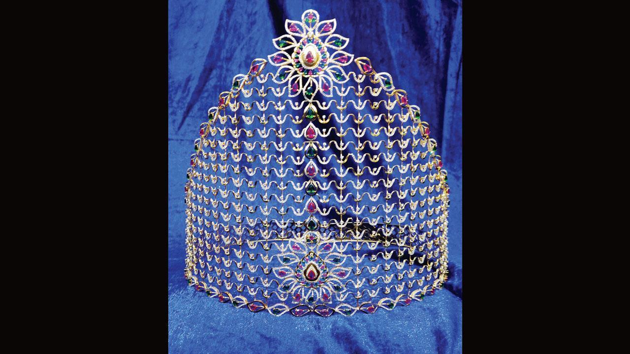 સાંઈબાબાને ડોનેટ કરેલો હીરાજડિત ગોલ્ડ ક્રાઉન